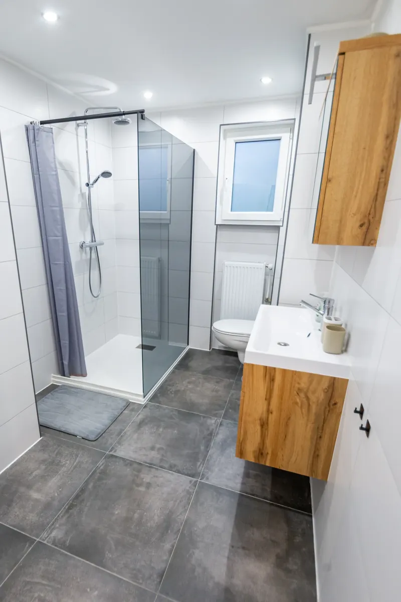 Bad mit Dusche und Waschtisch – Großes Apartment mit Balkon, Quiet Apartments Bergisch Gladbach-Refrath