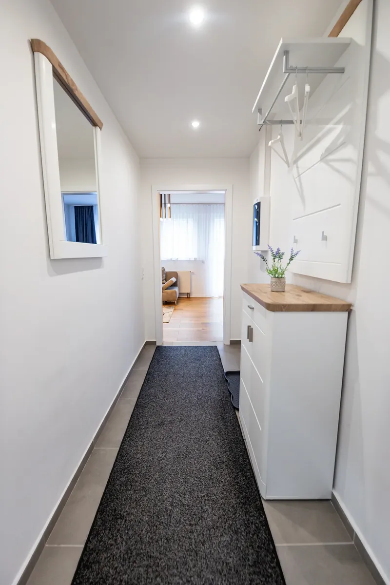 Flur mit Garderobe – Großes Apartment mit Balkon, Quiet Apartments Bergisch Gladbach-Refrath