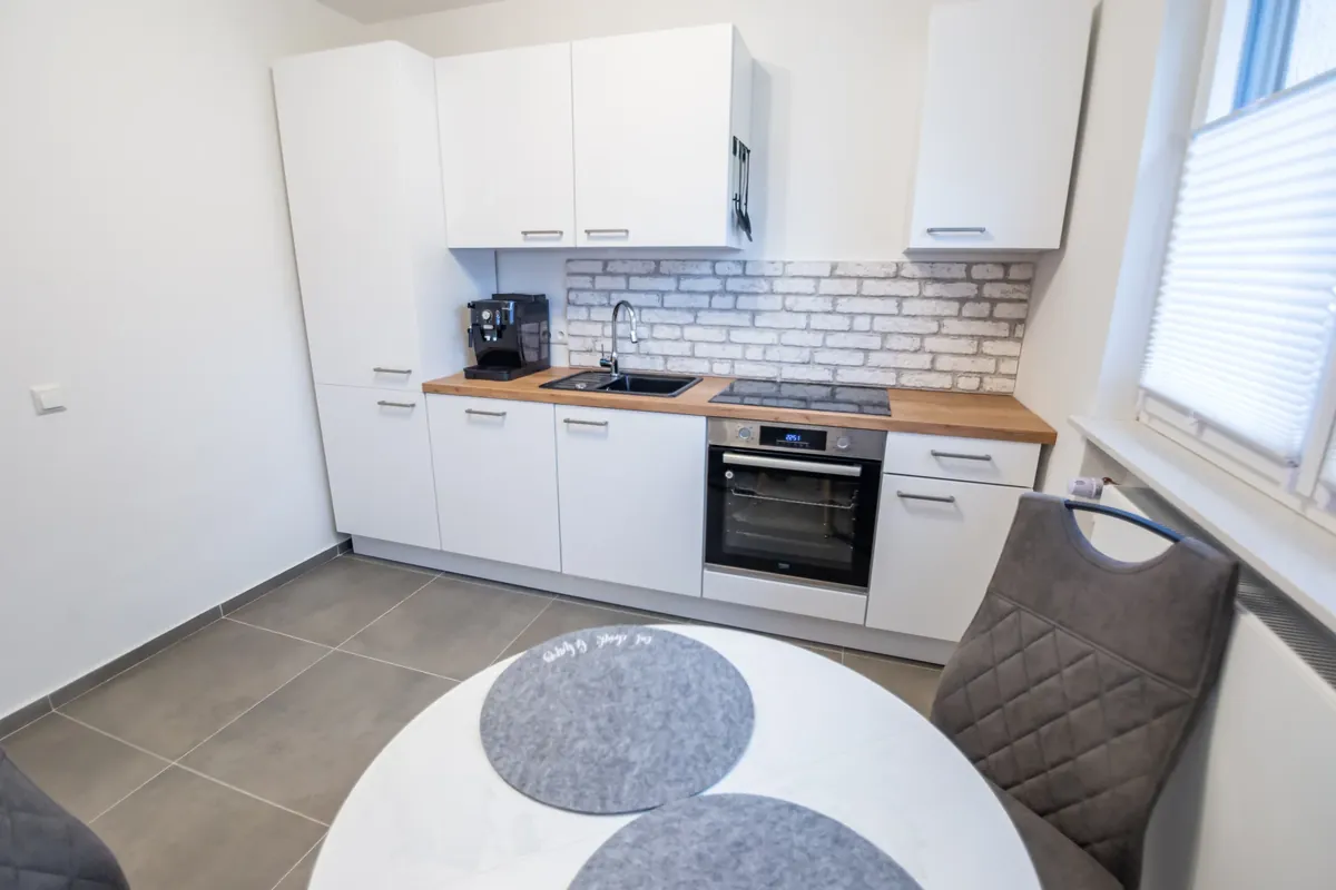 Separate Küche mit Backofen und Esstisch – Großes Apartment mit Balkon, Quiet Apartments Bergisch Gladbach-Refrath