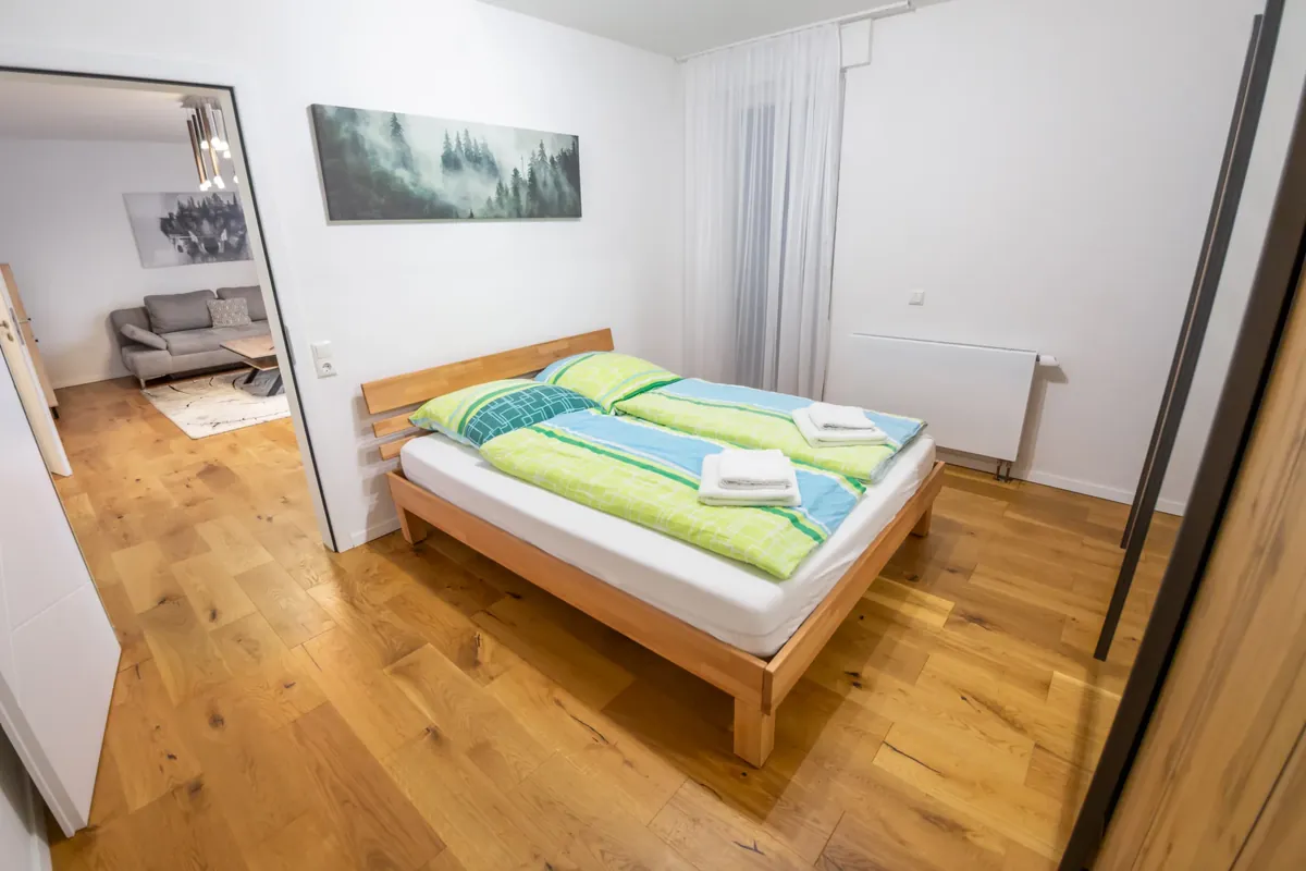 Schlafzimmer mit Doppelbett und Parkett – Großes Apartment mit Balkon, Quiet Apartments Bergisch Gladbach-Refrath