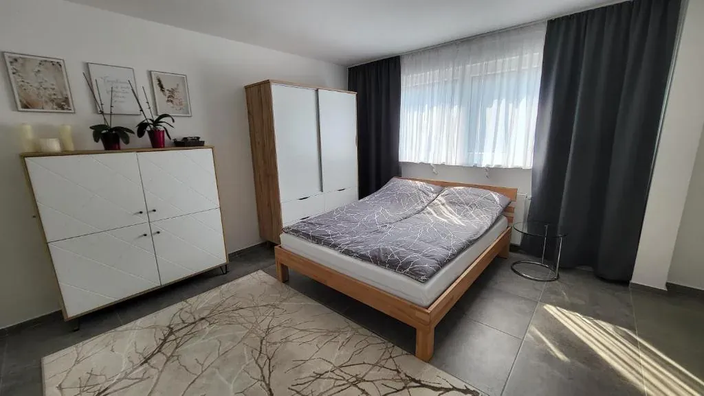 Schlafbereich mit Doppelbett – Modernes Apartment Erdgeschoss, Quiet Apartments Bergisch Gladbach-Refrath