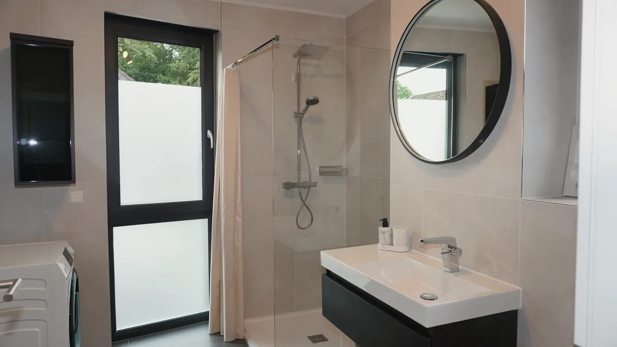 Bad mit Walk-in-Dusche und Rundspiegel – Premium Apartment Erdgeschoss, Quiet House Pure Leverkusen