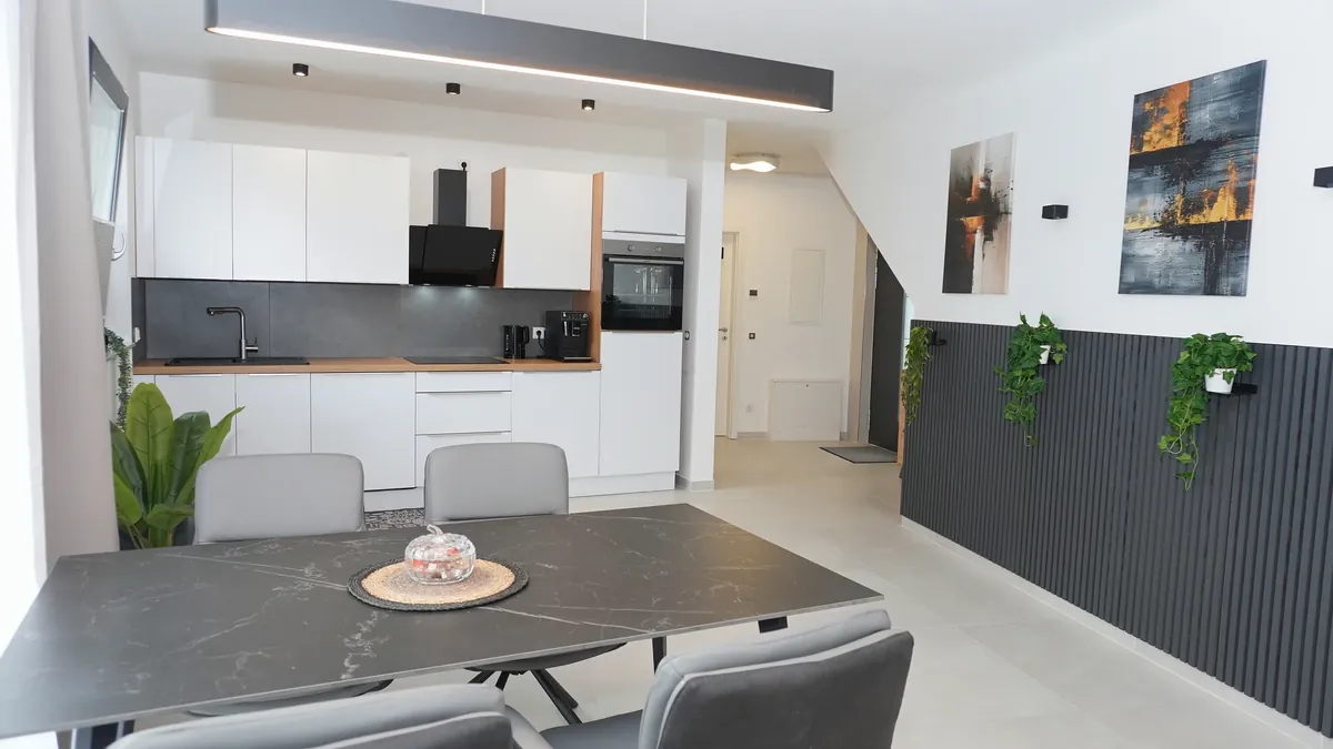 Weiße Einbauküche mit Backofen und Esstisch – Premium Apartment Erdgeschoss, Quiet House Pure Leverkusen