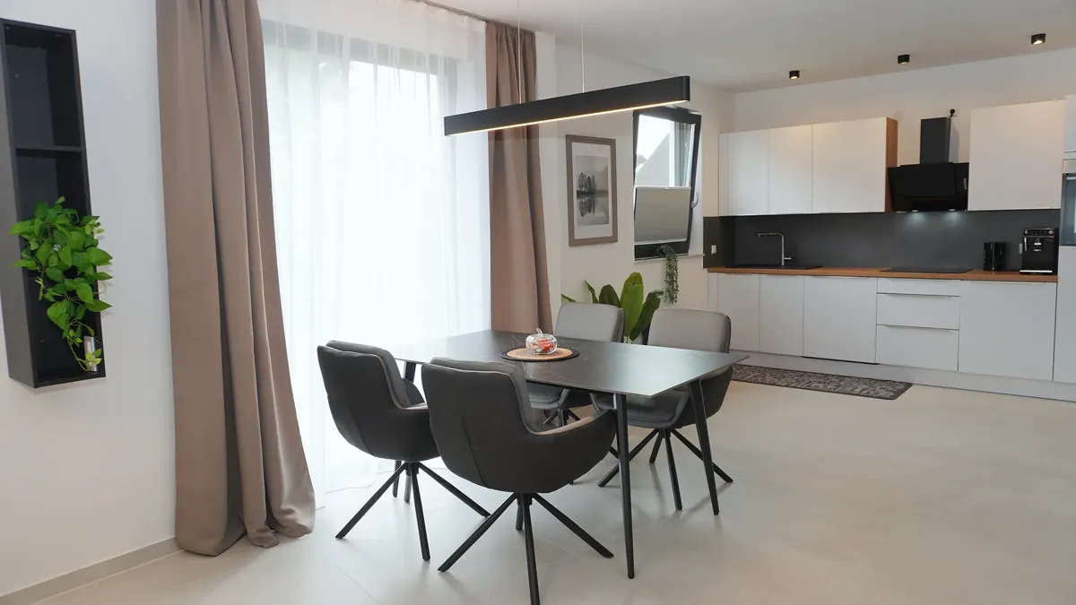 Essplatz mit Designstühlen und Einbauküche – Premium Apartment Erdgeschoss, Quiet House Pure Leverkusen