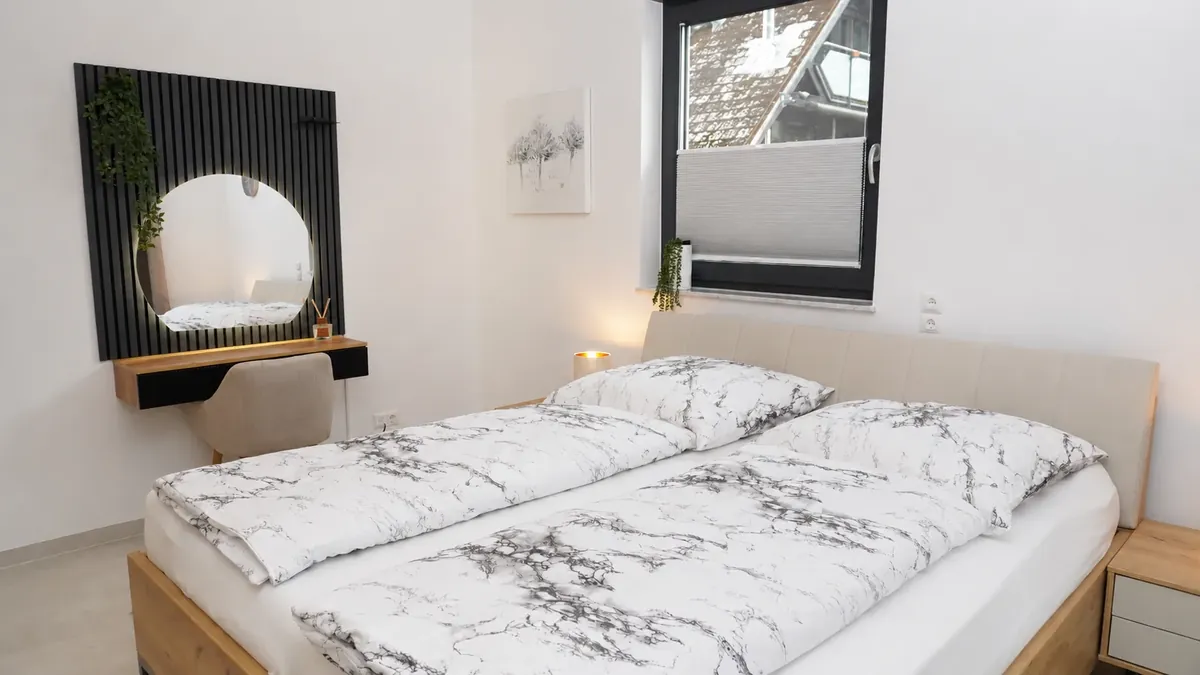 Schlafzimmer mit Doppelbett und Tageslicht im Premium Apartment Erdgeschoss, Quiet House Pure Leverkusen-Steinbüchel