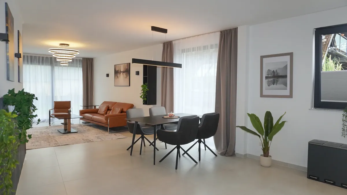 Wohn- und Essbereich mit Fensterfront im Premium Apartment Erdgeschoss, Quiet House Pure Leverkusen