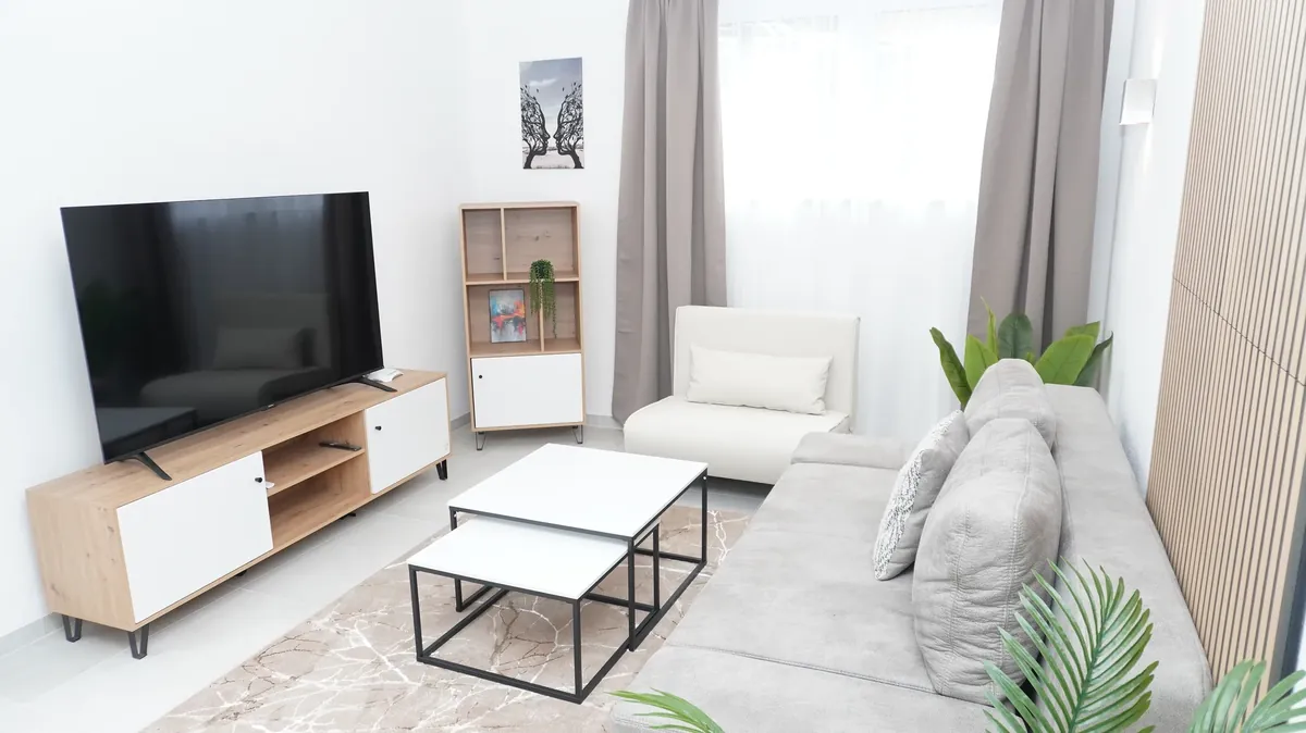 Wohnbereich mit Sofa, Smart-TV und Tageslicht – Premium Apartment Hanggeschoss, Quiet House Pure Leverkusen-Steinbüchel