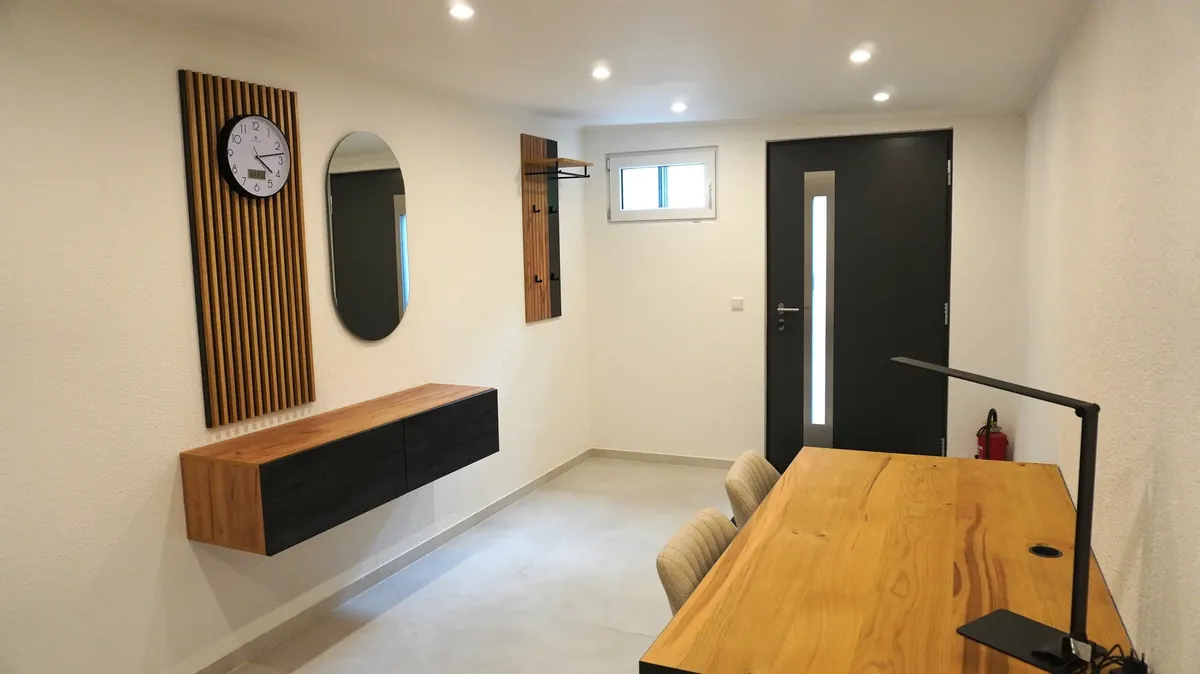 Arbeitsplatz aus Massivholz mit Rundspiegel – Premium Apartment Obergeschoss, Quiet House Pure Leverkusen