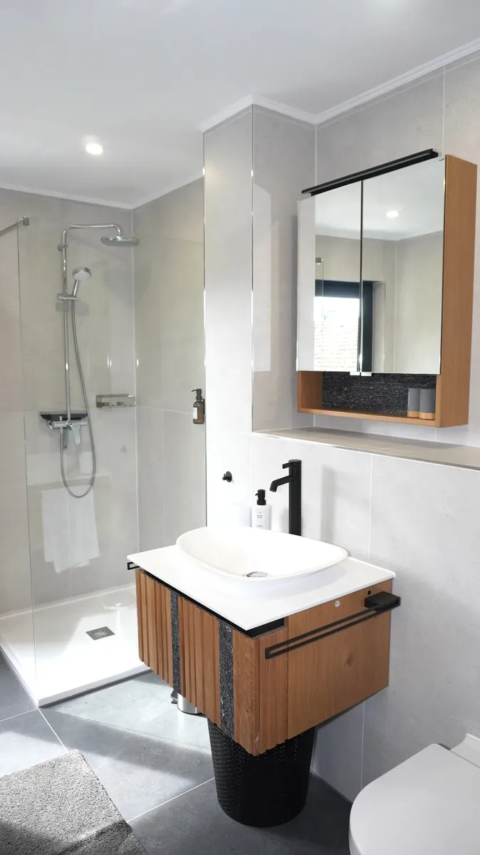 Bad mit Dusche und Waschmaschine – Premium Apartment Obergeschoss, Quiet House Pure Leverkusen