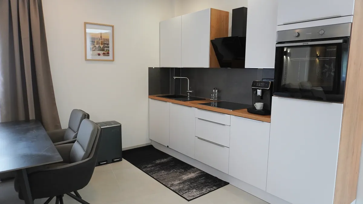 Einbauküche mit Backofen und Holzarbeitsplatte – Premium Apartment Obergeschoss, Quiet House Pure Leverkusen