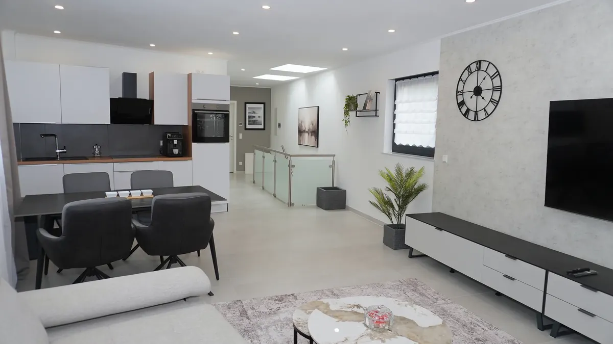 Küche mit Essbereich im Premium Apartment Obergeschoss, Quiet House Pure Leverkusen