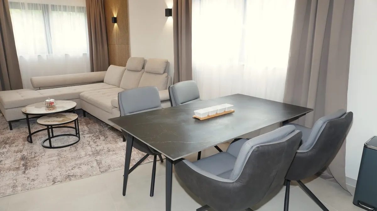 Wohnzimmer mit Smart-TV und Sofalandschaft – Premium Apartment Obergeschoss, Quiet House Pure Leverkusen