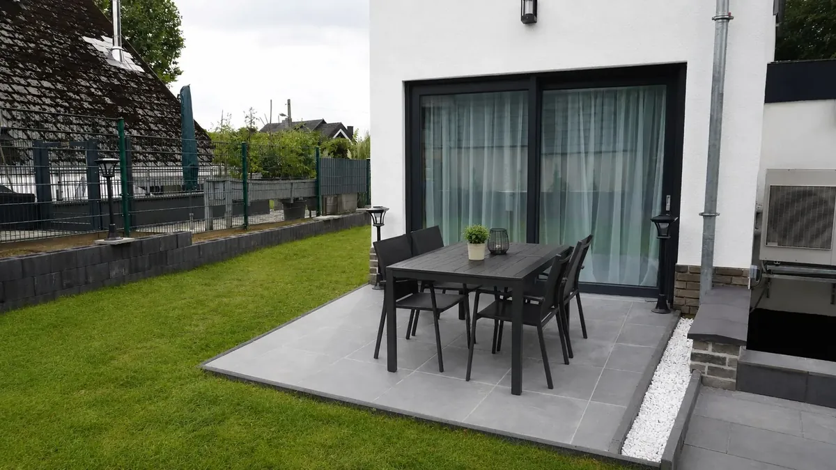 Terrasse mit Blick in den Garten am Premium Apartment Erdgeschoss, Quiet House Pure Leverkusen-Steinbüchel